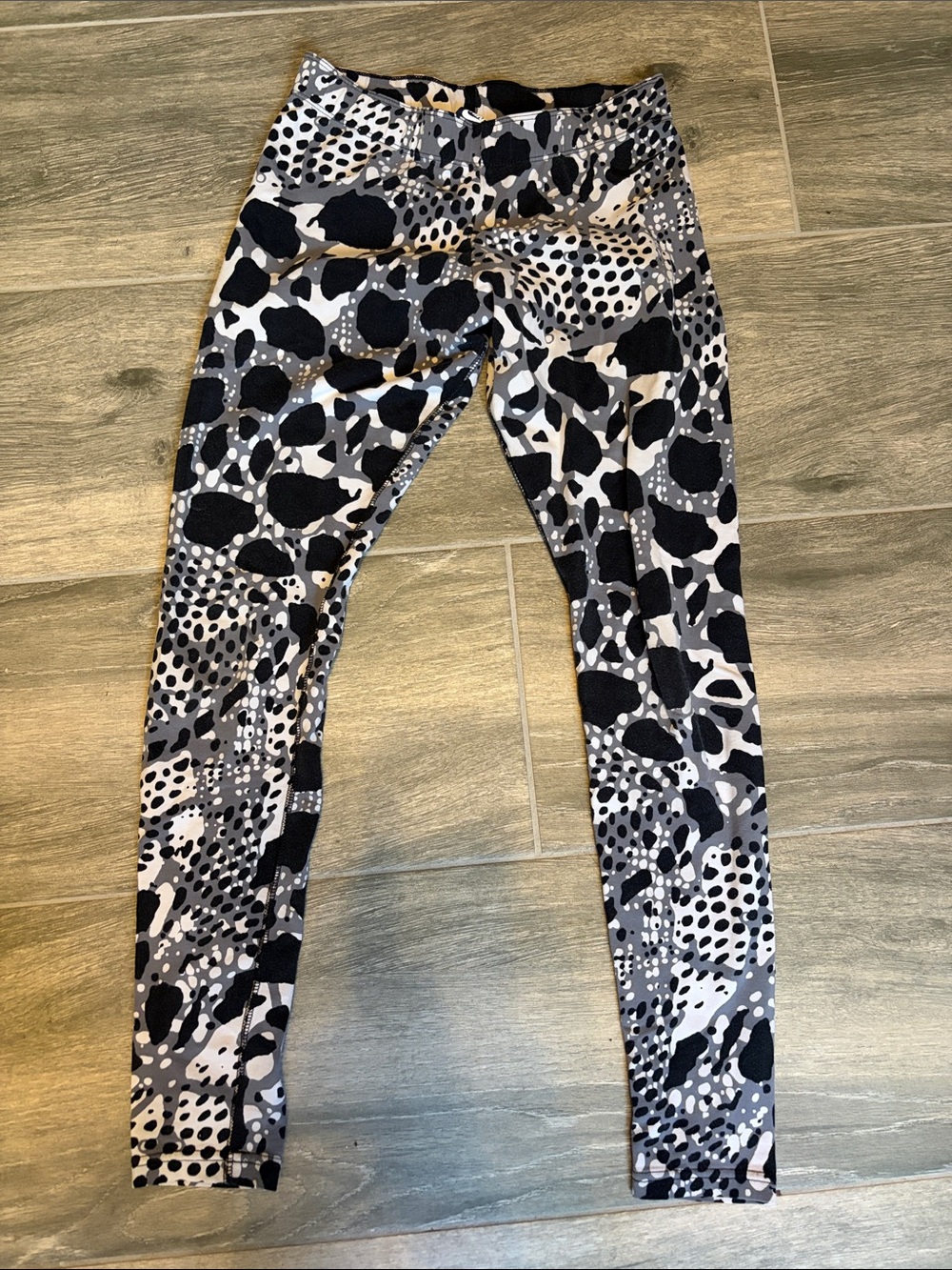 Nike Women's animal Abstract Print Leggings in Black Gray white